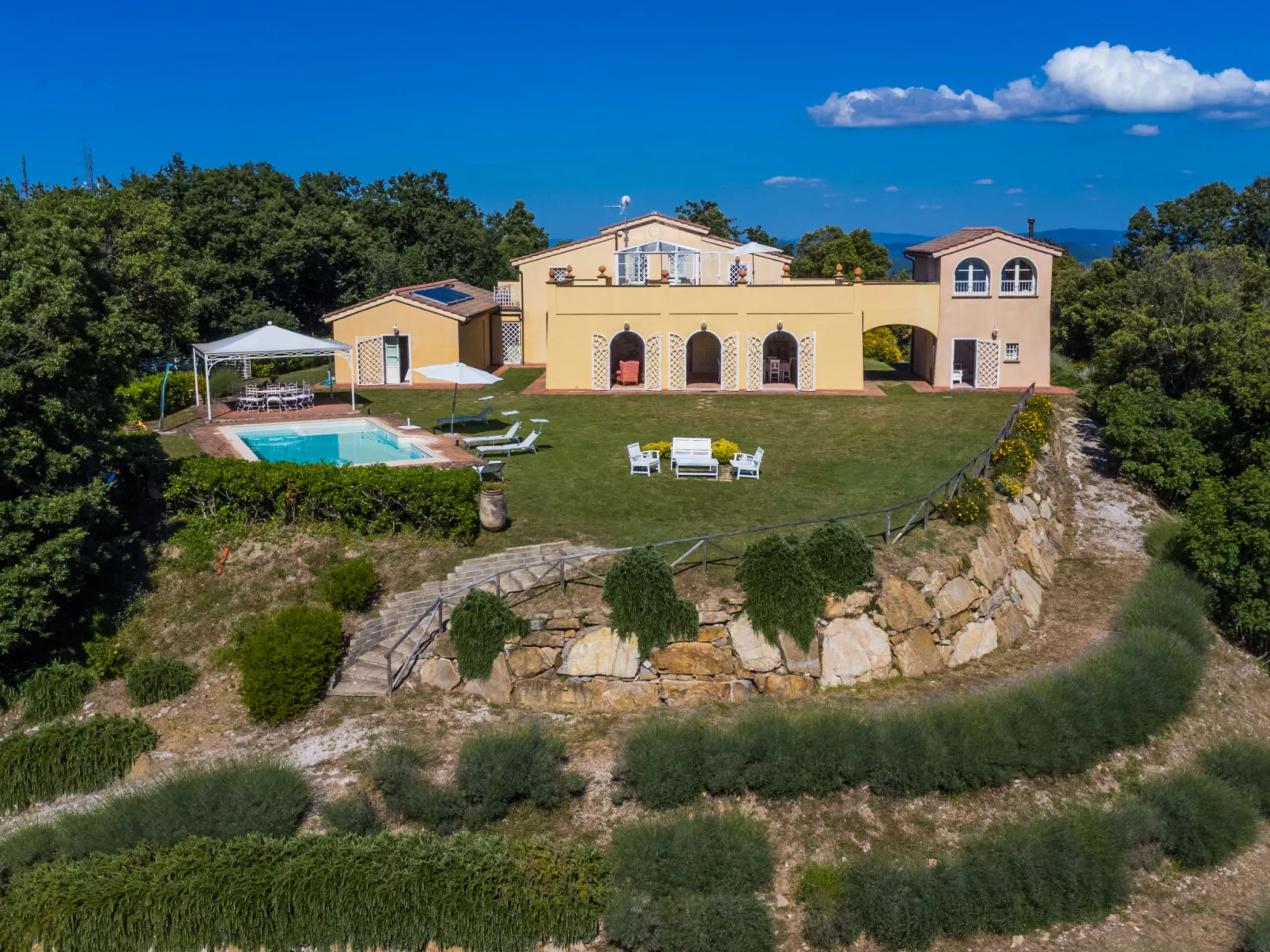 Poggio al Pruno-Outside