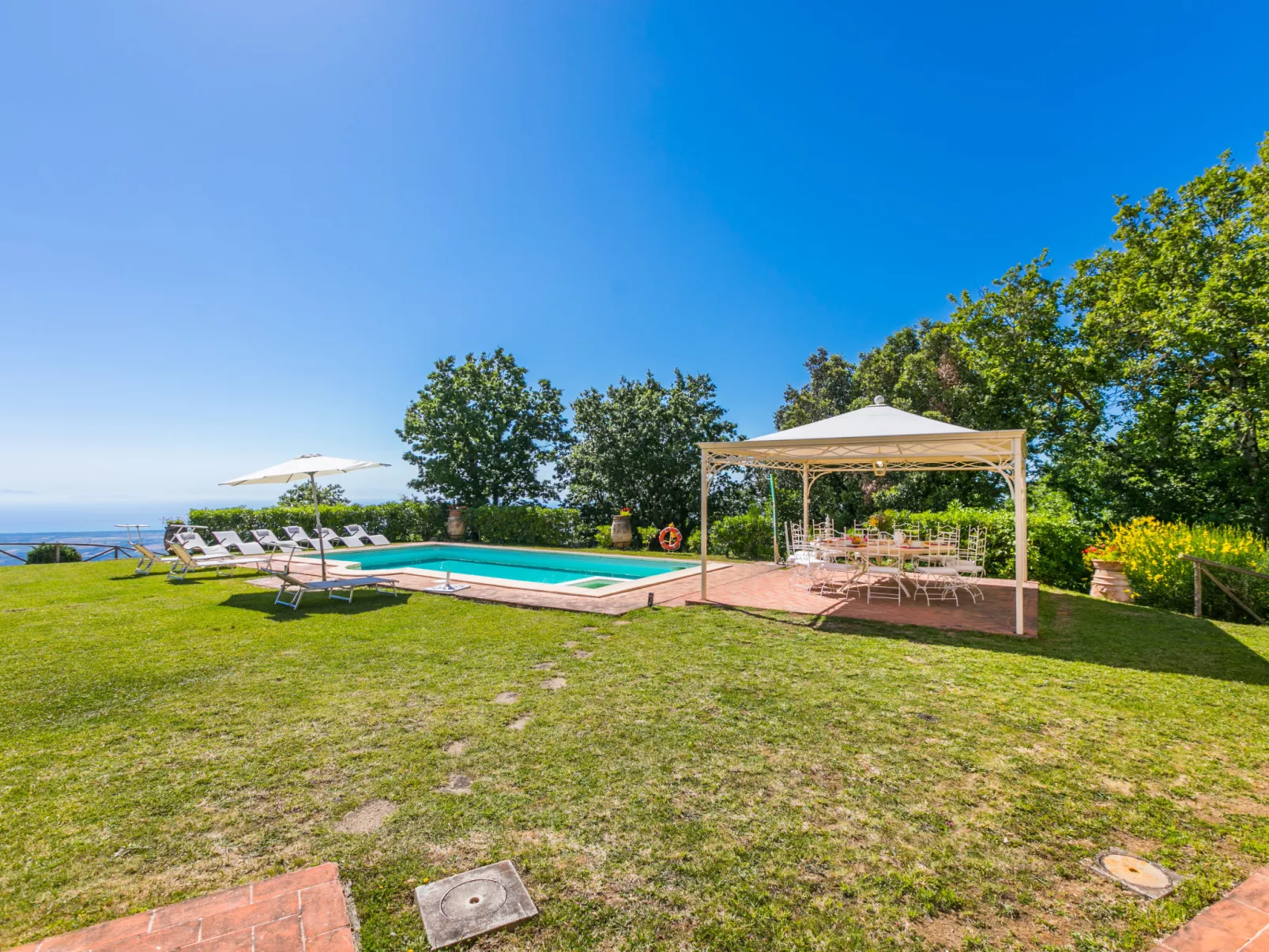 Poggio al Pruno-Outside