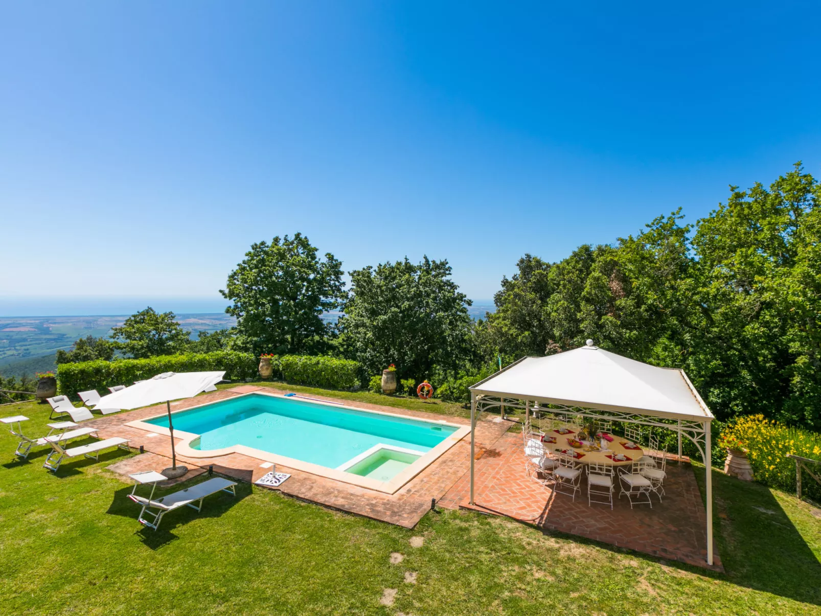 Poggio al Pruno-Outside