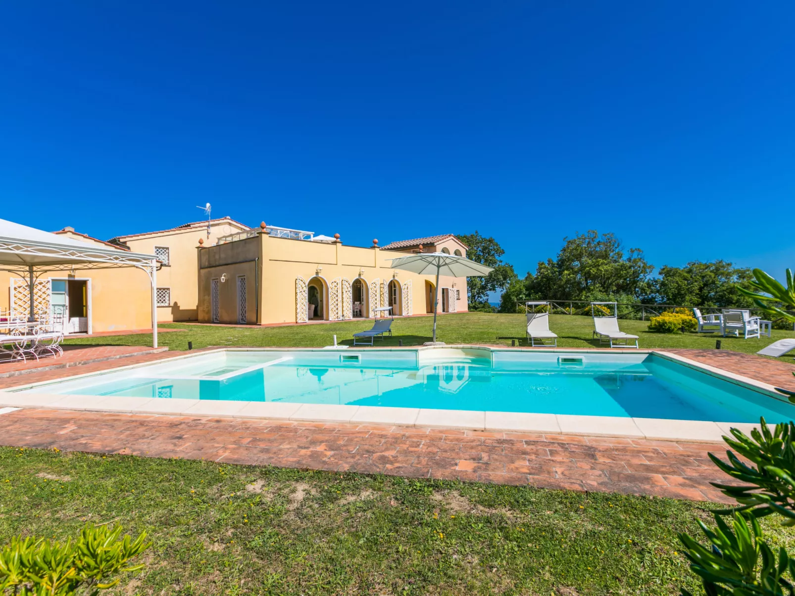 Poggio al Pruno-Outside