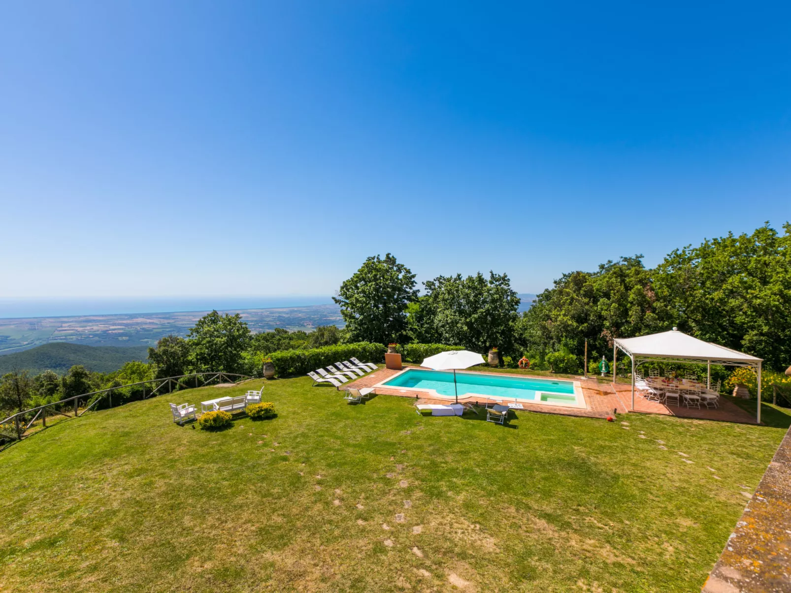 Poggio al Pruno-Outside