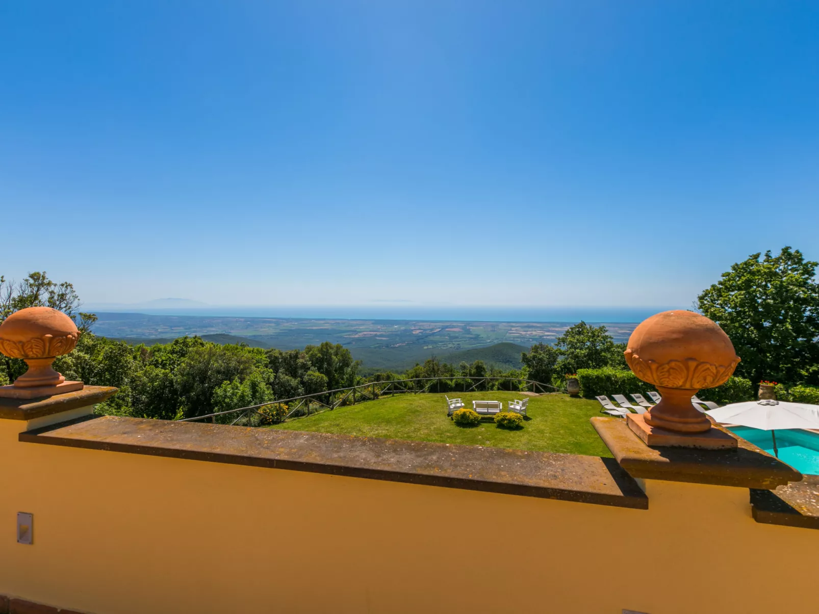 Poggio al Pruno-Outside