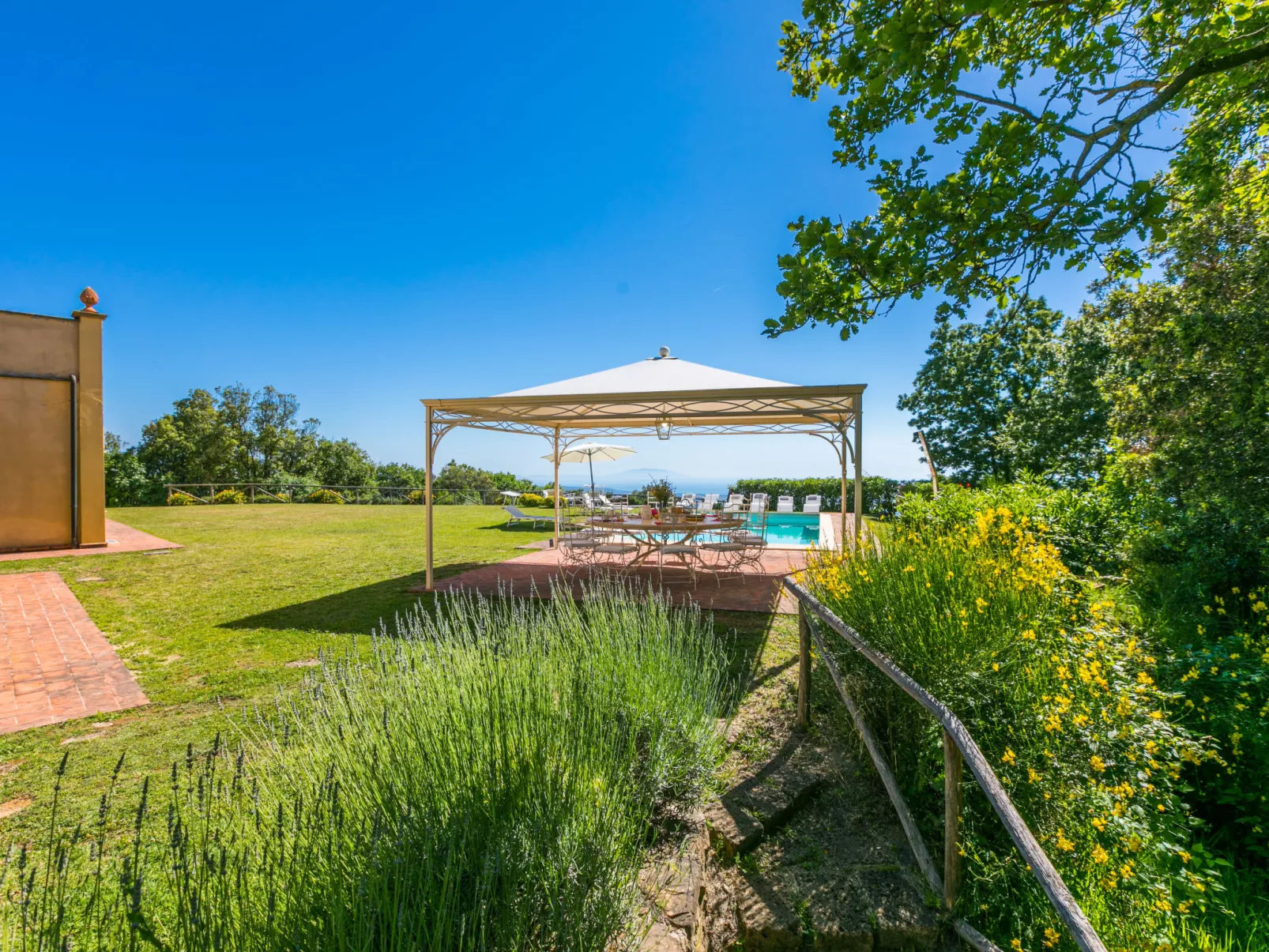 Poggio al Pruno-Outside
