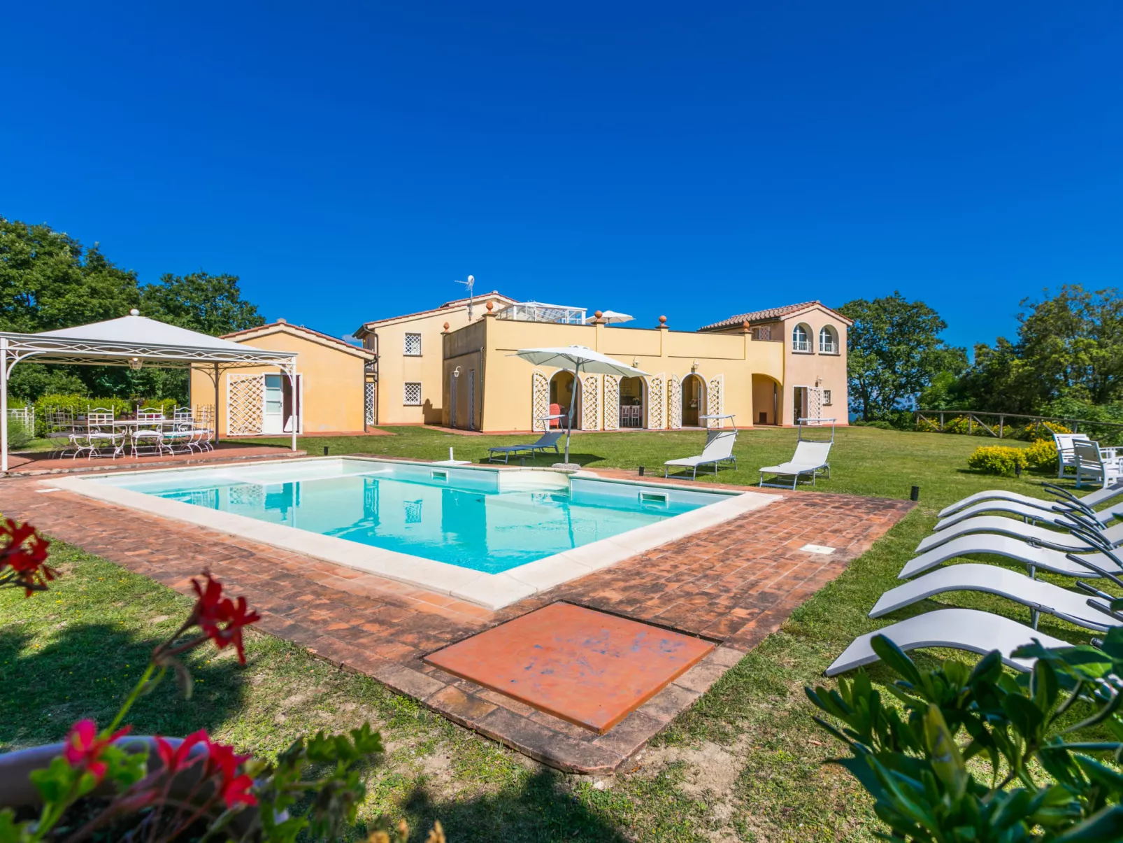 Poggio al Pruno-Outside