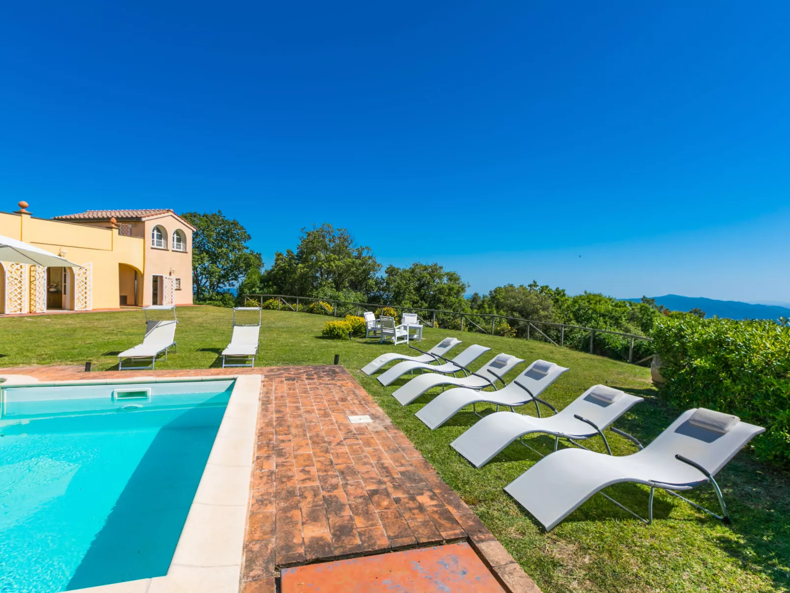 Poggio al Pruno-Outside
