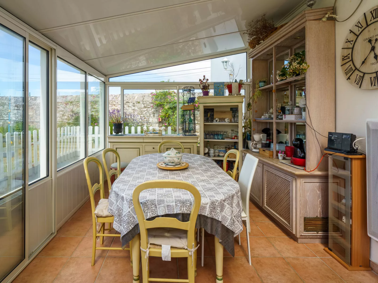 La maison du bonheur-Inside