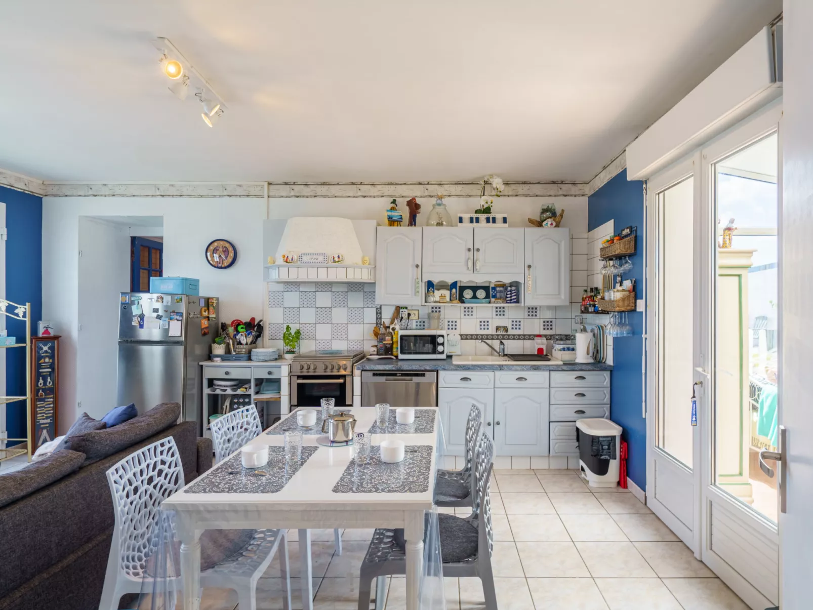 La maison du bonheur-Inside