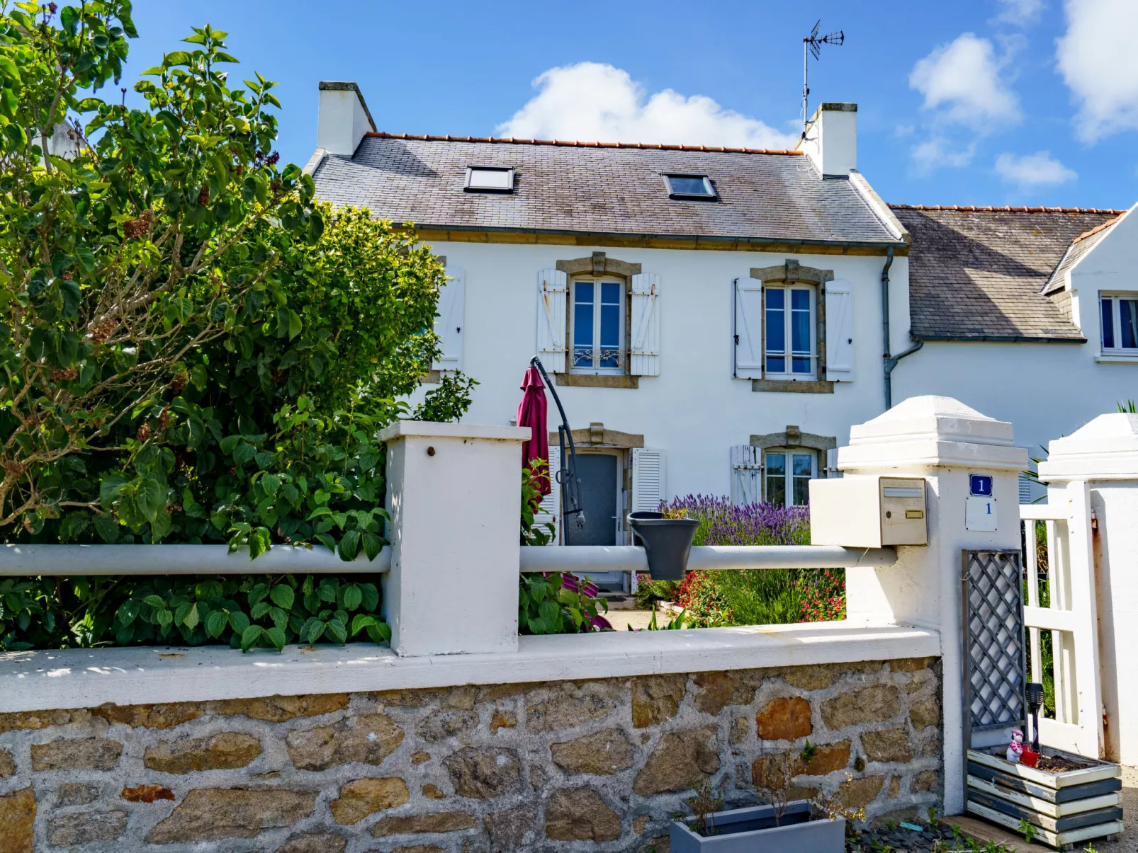 La maison du bonheur-Outside