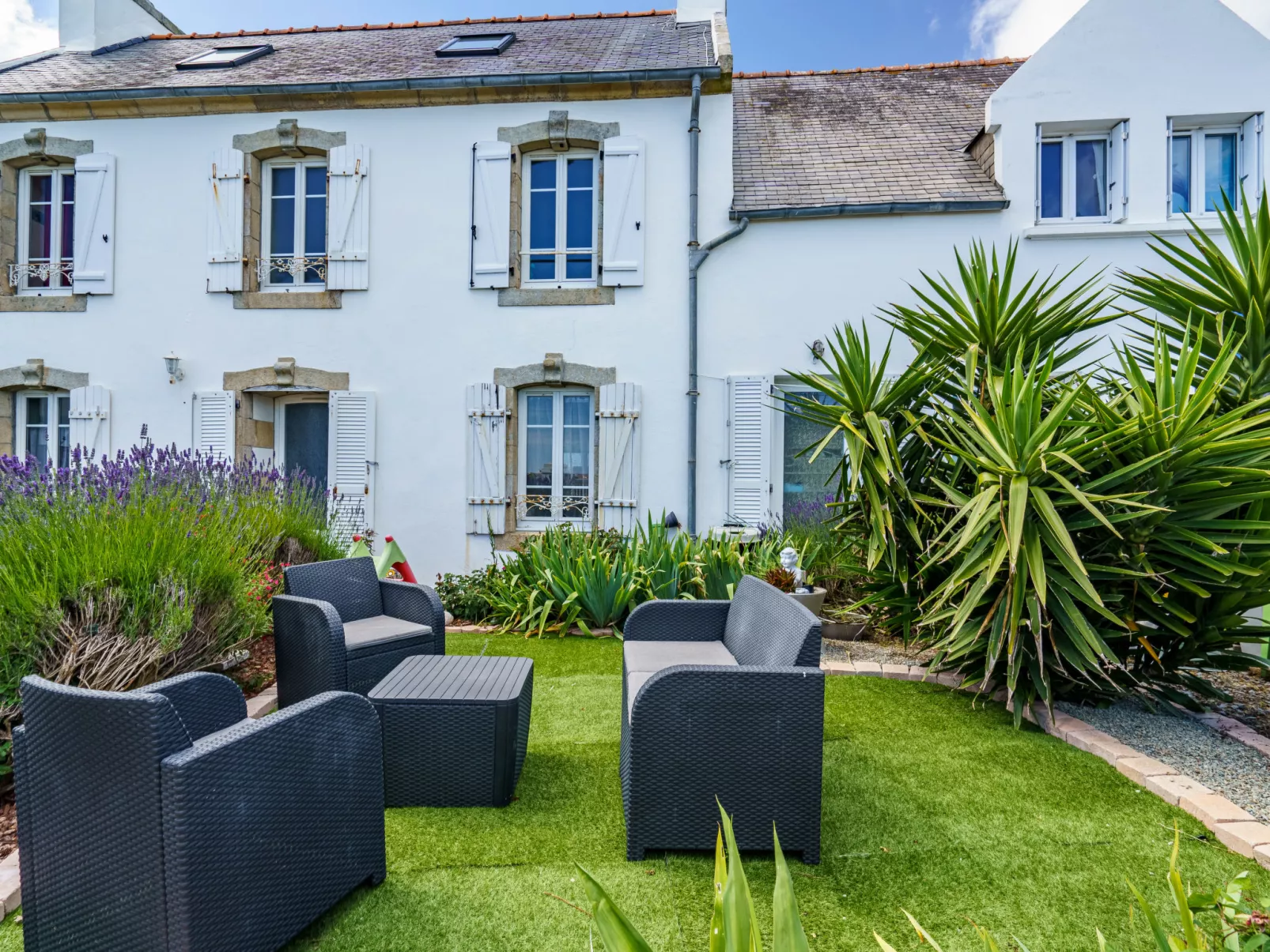 La maison du bonheur-Outside