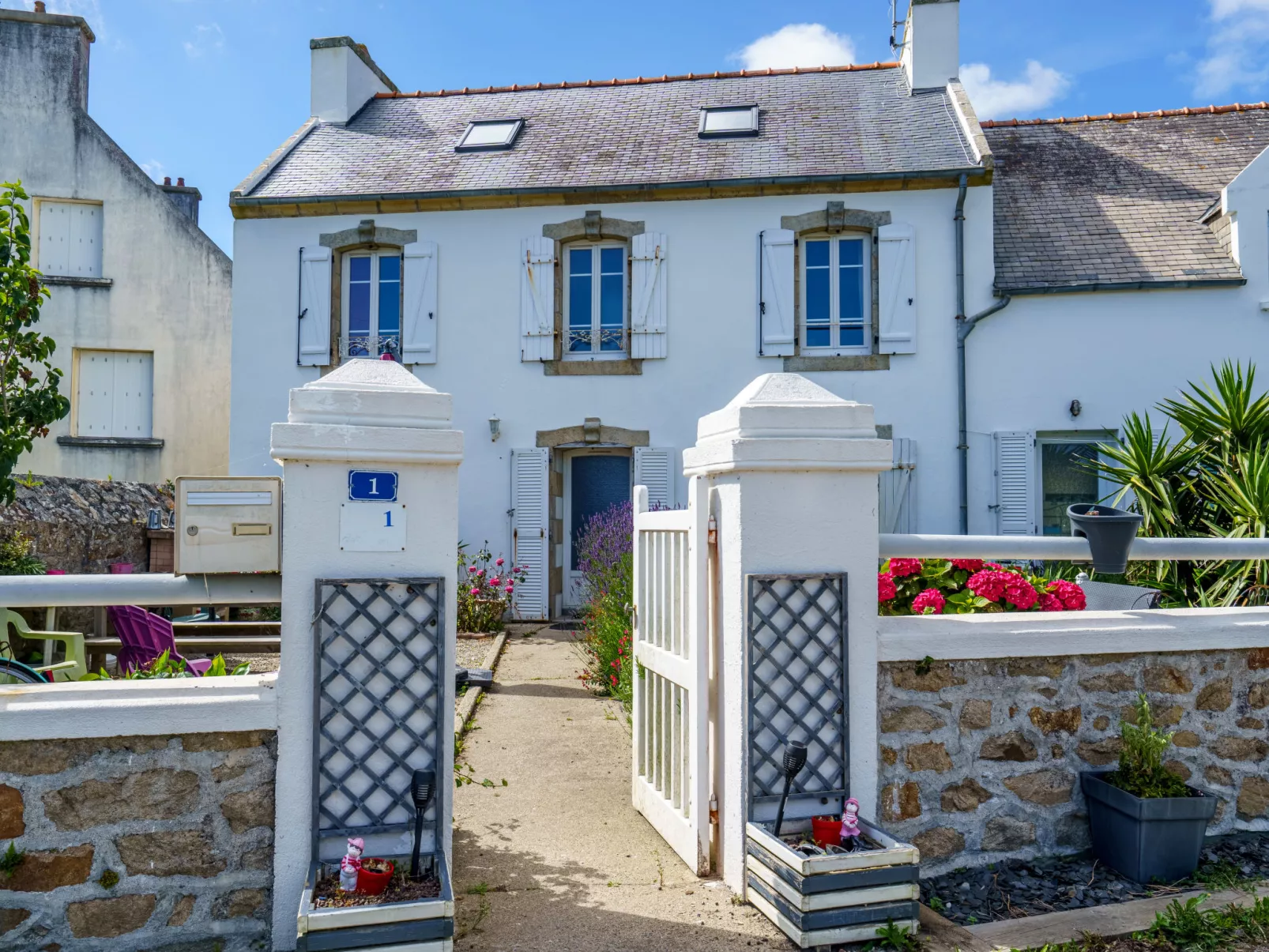 La maison du bonheur-Outside