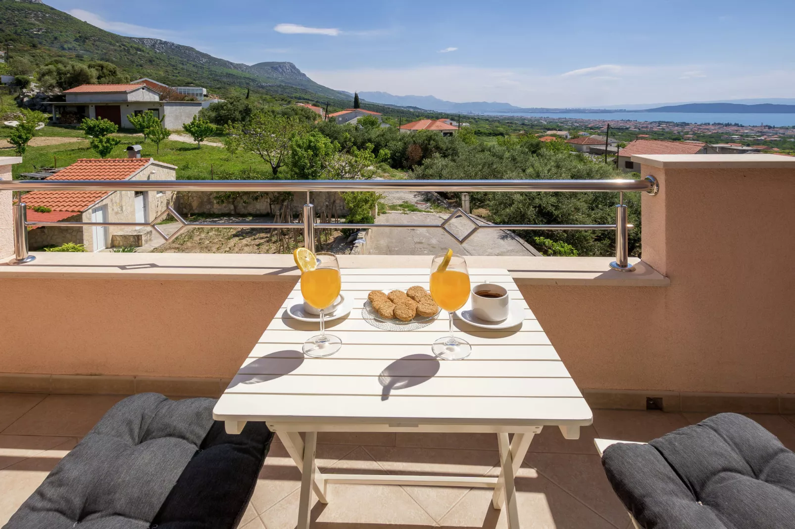Sunrise apartment-View summer