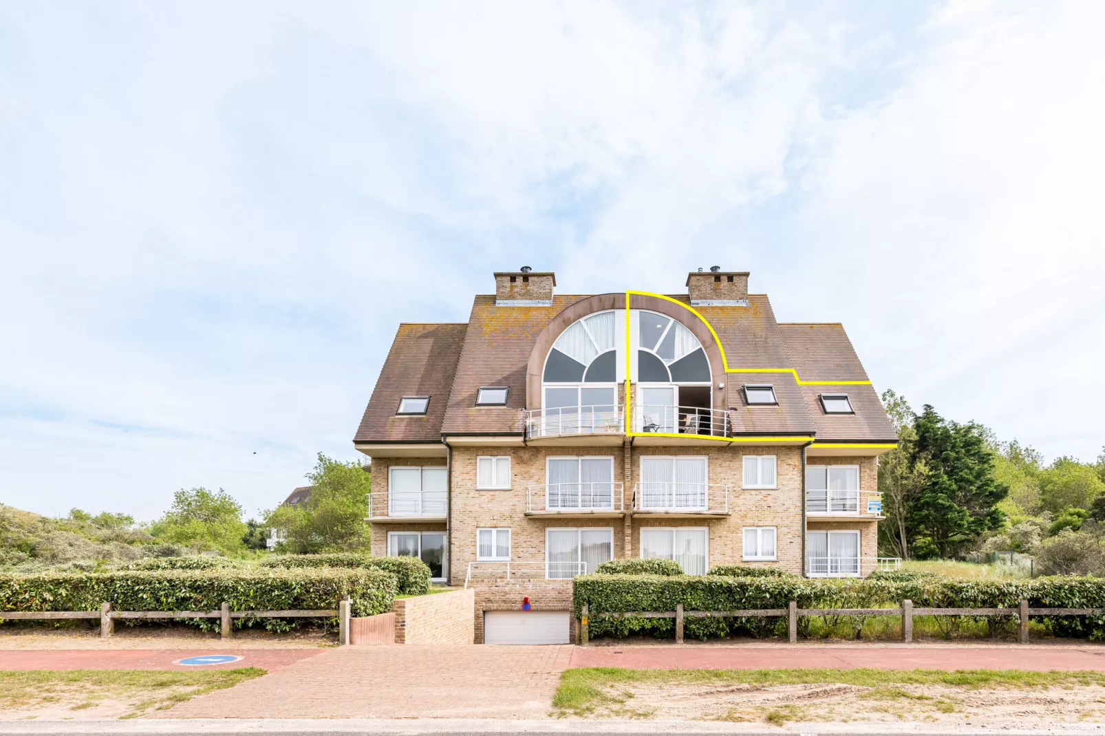 Dynastie - 0203-Exterior summer