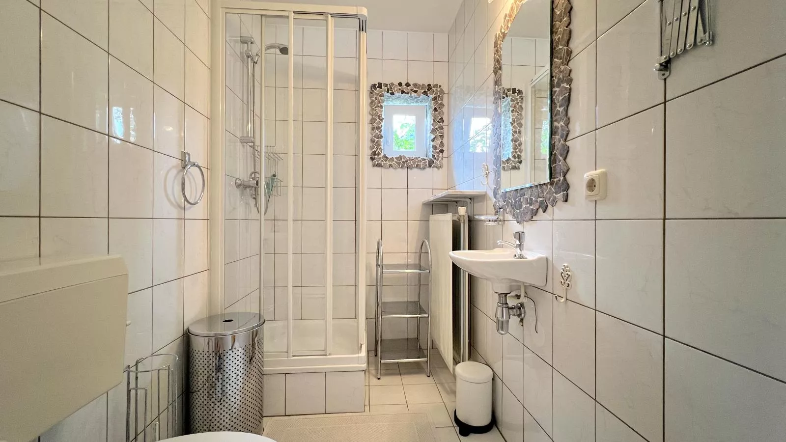 Rose Garden-Bathroom