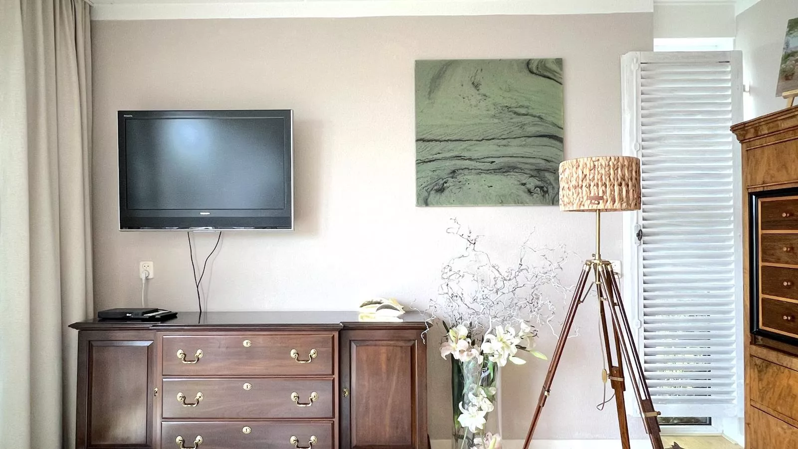 Rose Garden-Living room