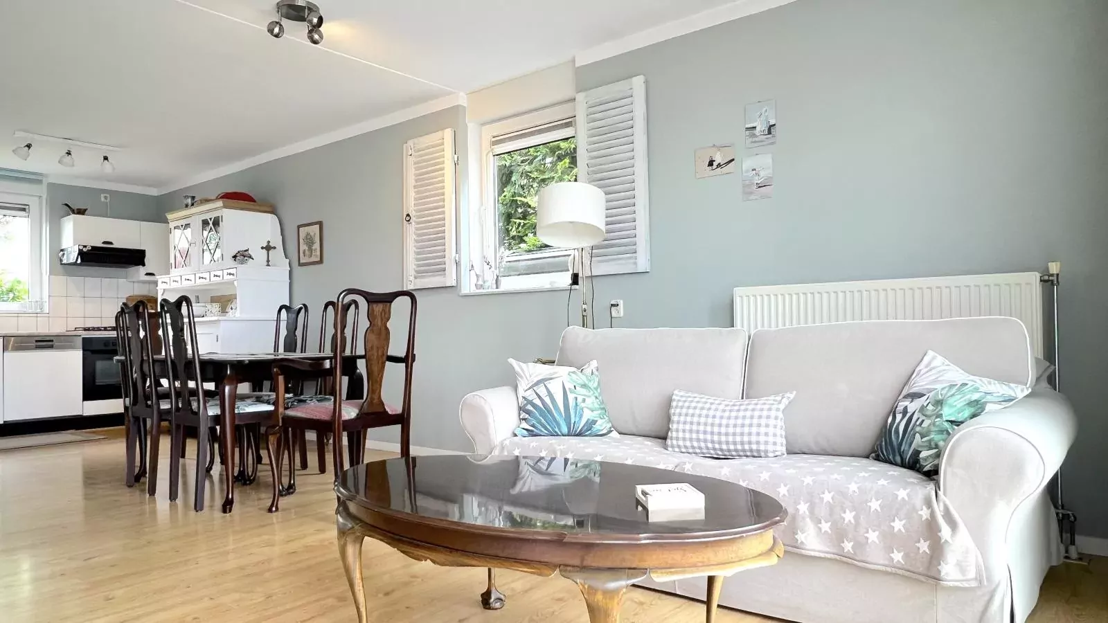Rose Garden-Living room