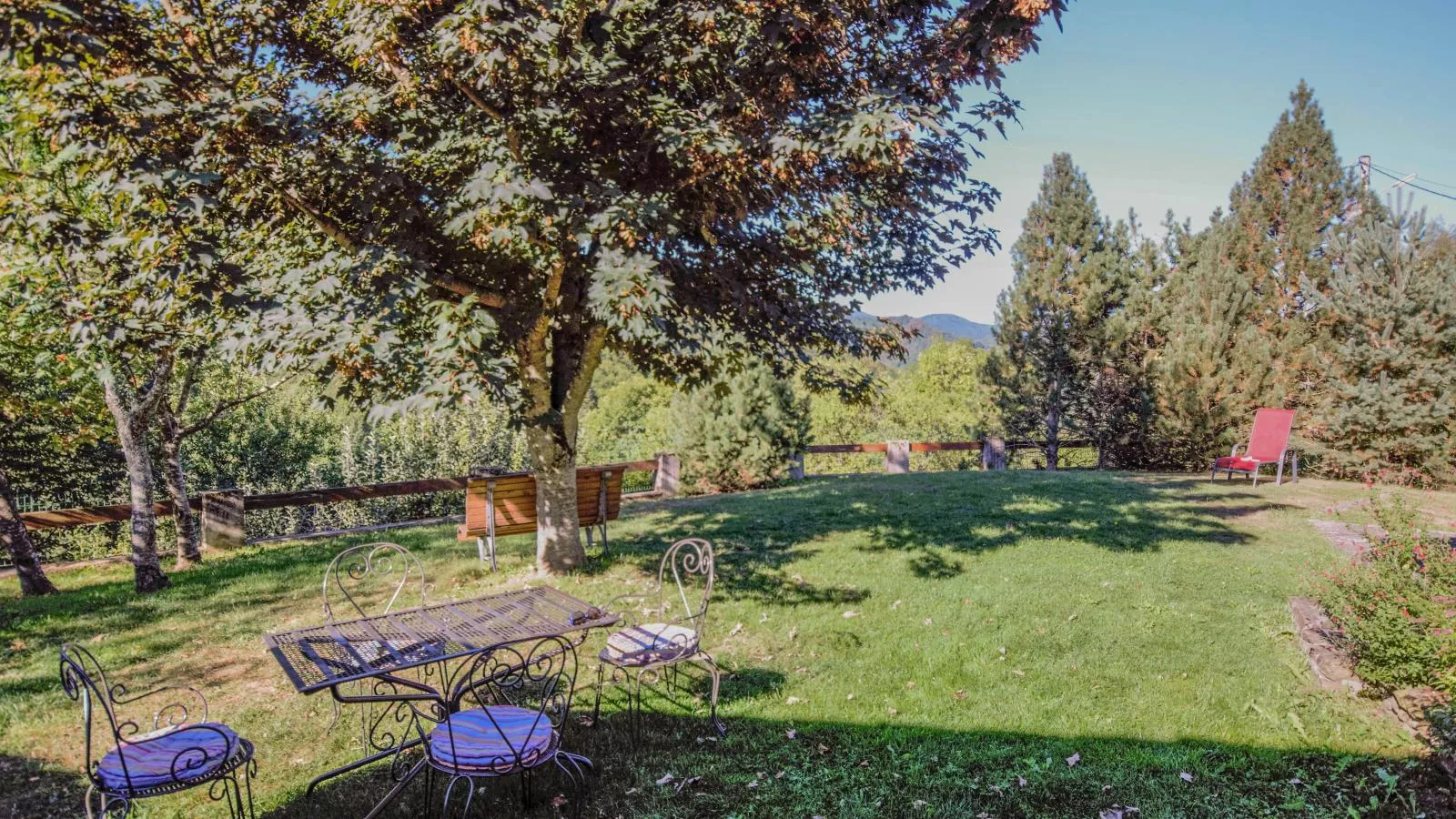 Gite des Kathares-Gardens in summer