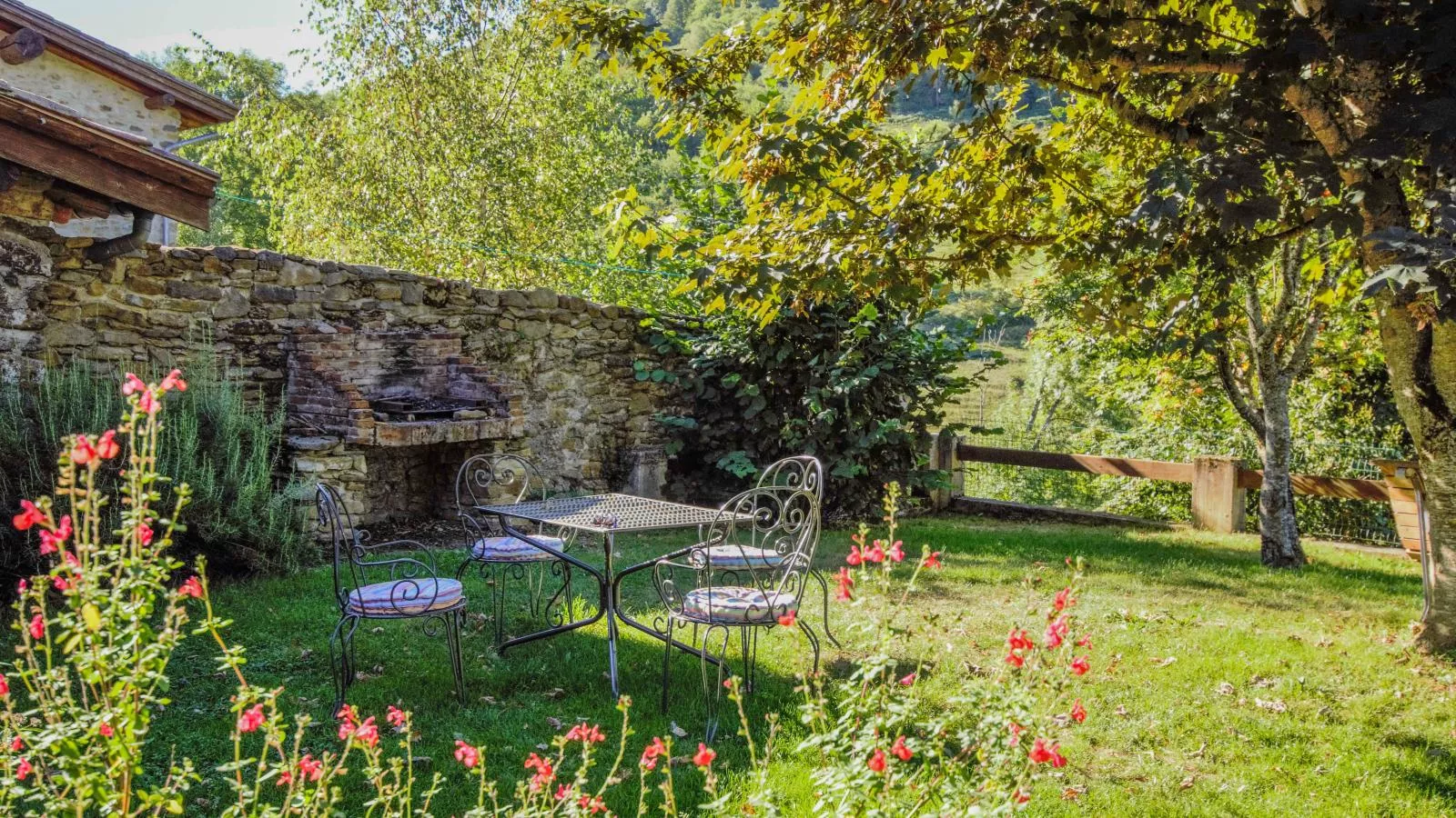 Gite des Kathares-Gardens in summer