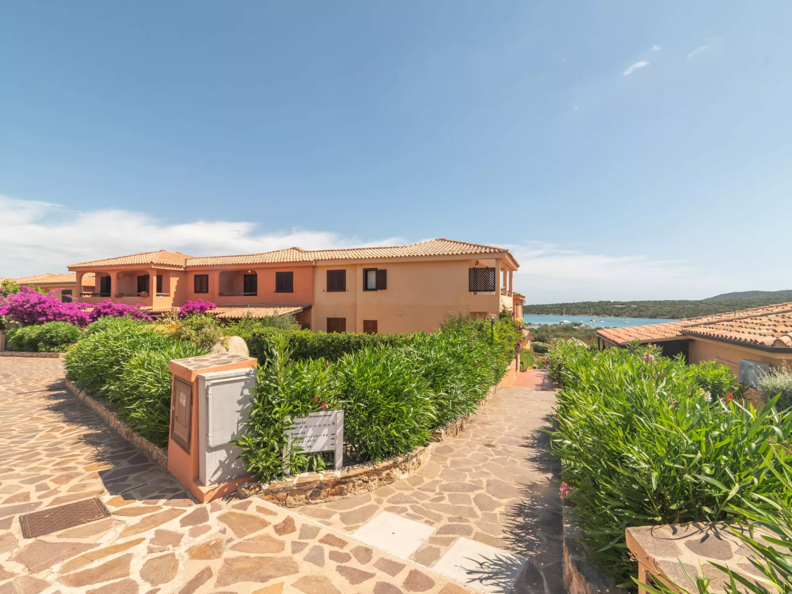 D4 - F3, Baia de Bahas-Outside
