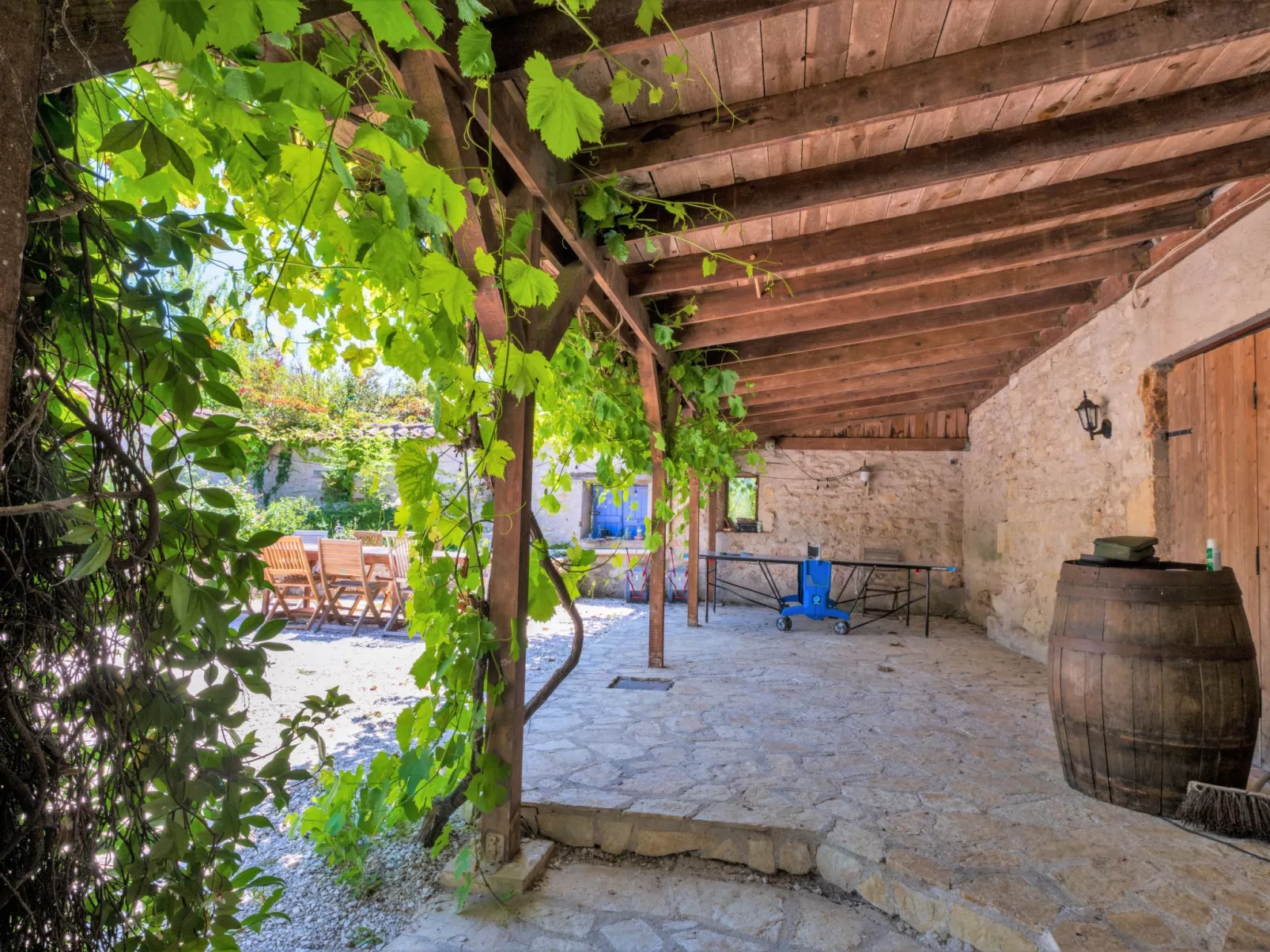 Larroque Haute-Outside