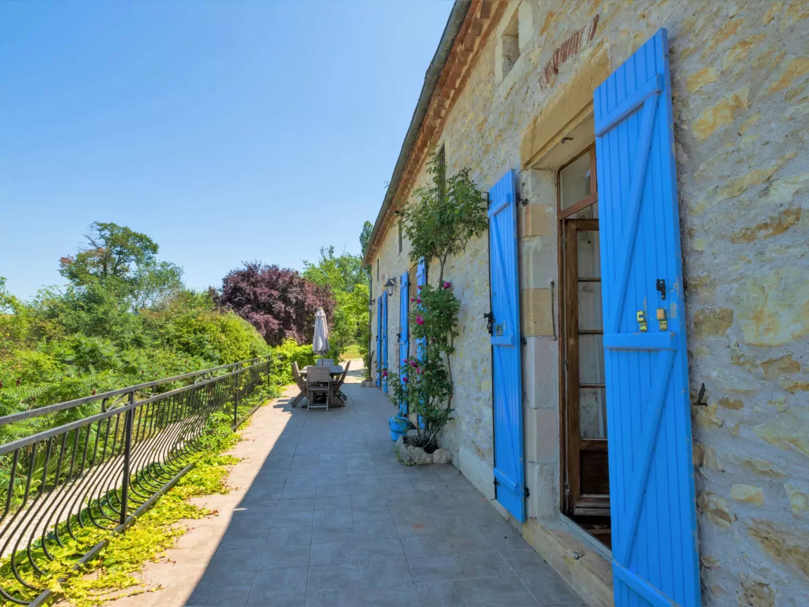 Larroque Haute-Outside
