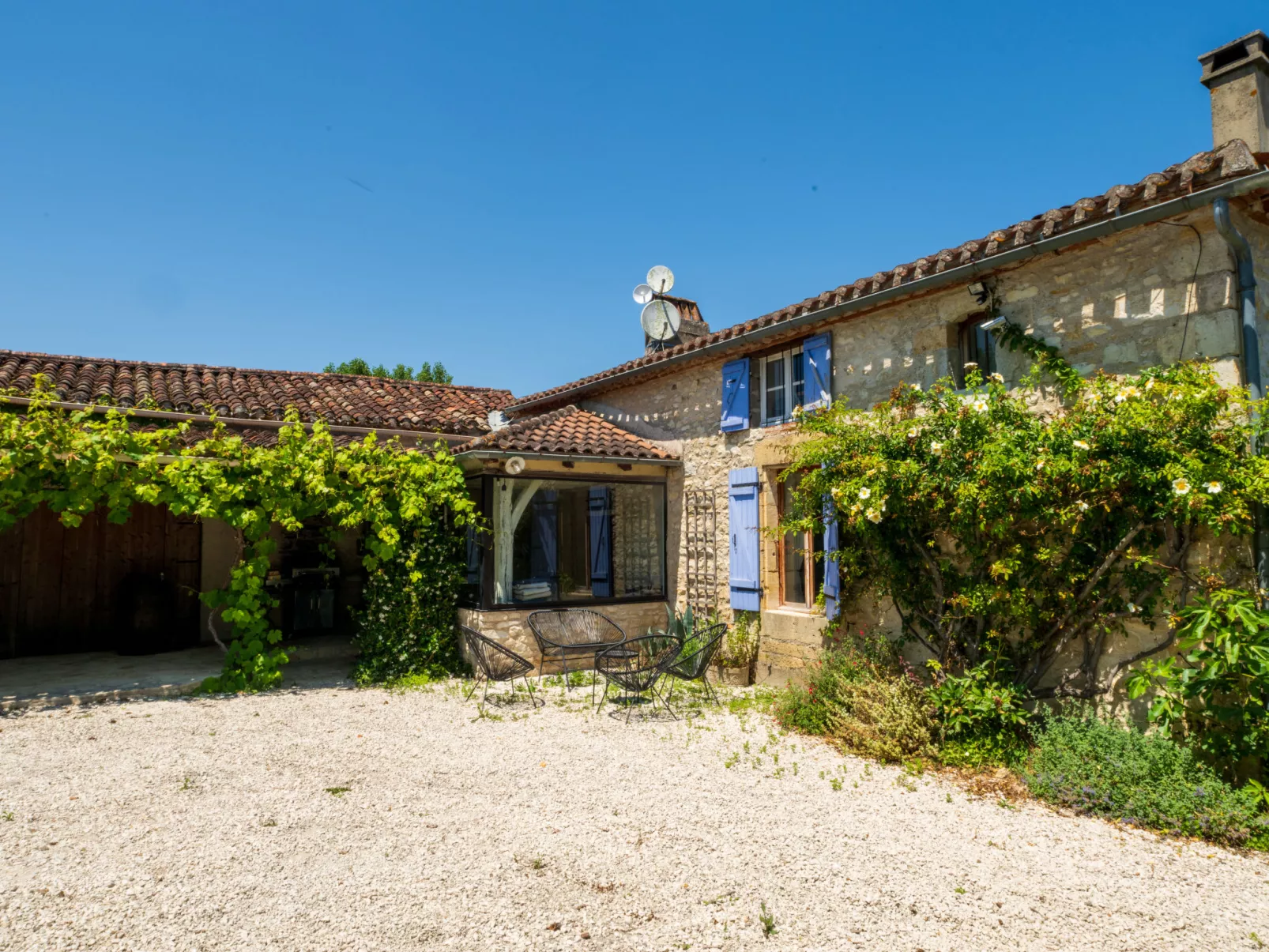 Larroque Haute-Outside