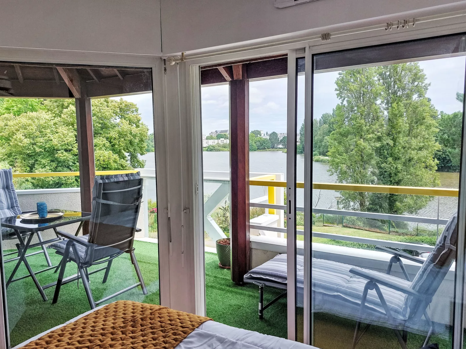 Calme et Vue sur l'Etang au Duc-Inside