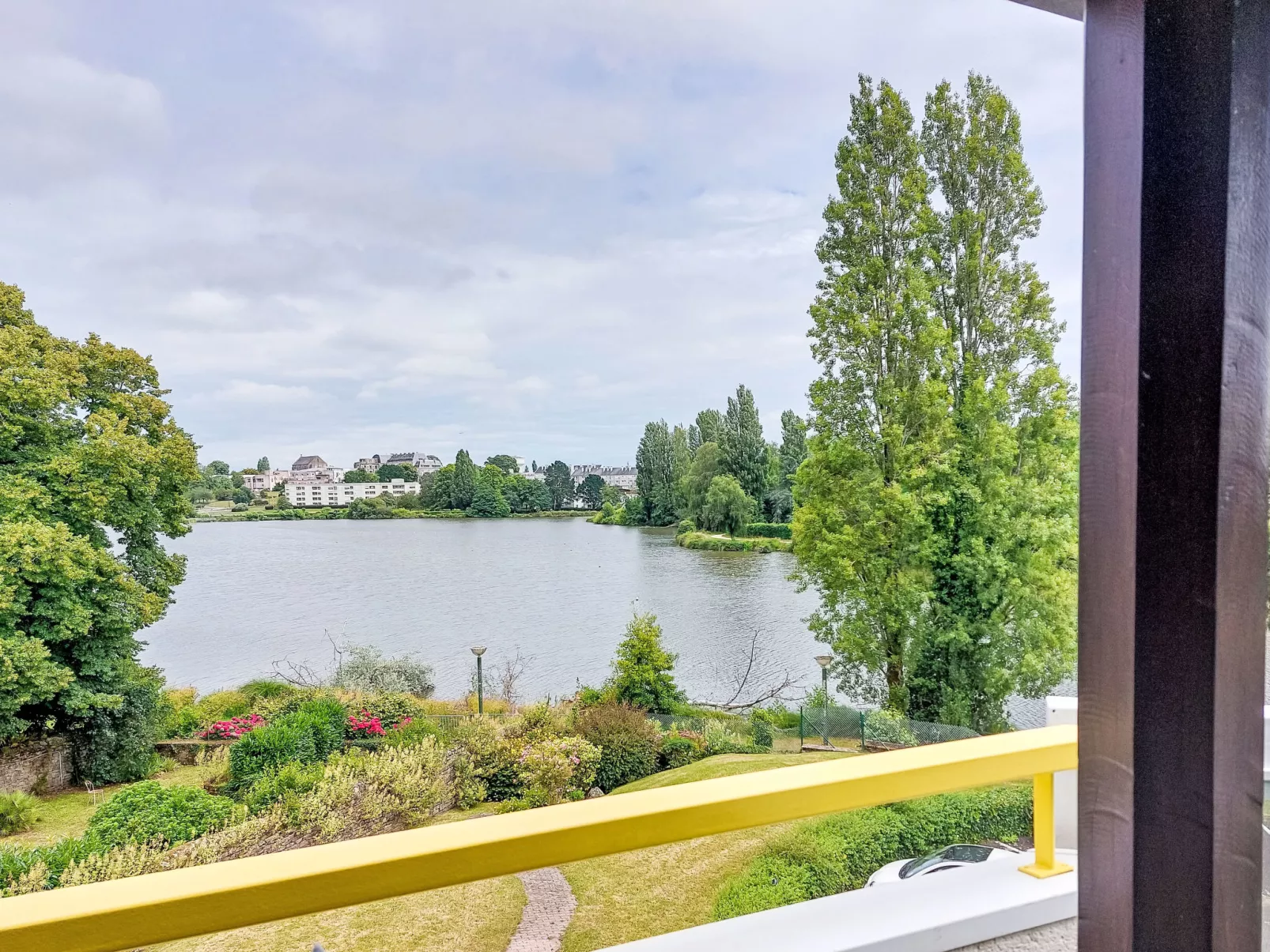Calme et Vue sur l'Etang au Duc-Outside