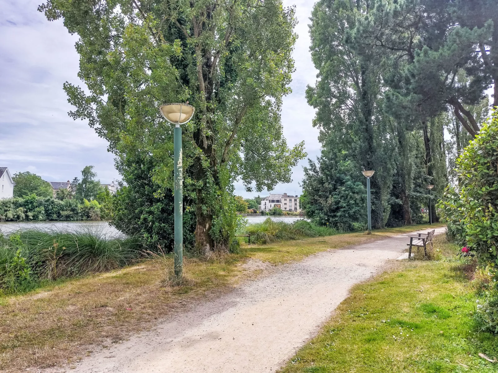 Calme et Vue sur l'Etang au Duc-Outside
