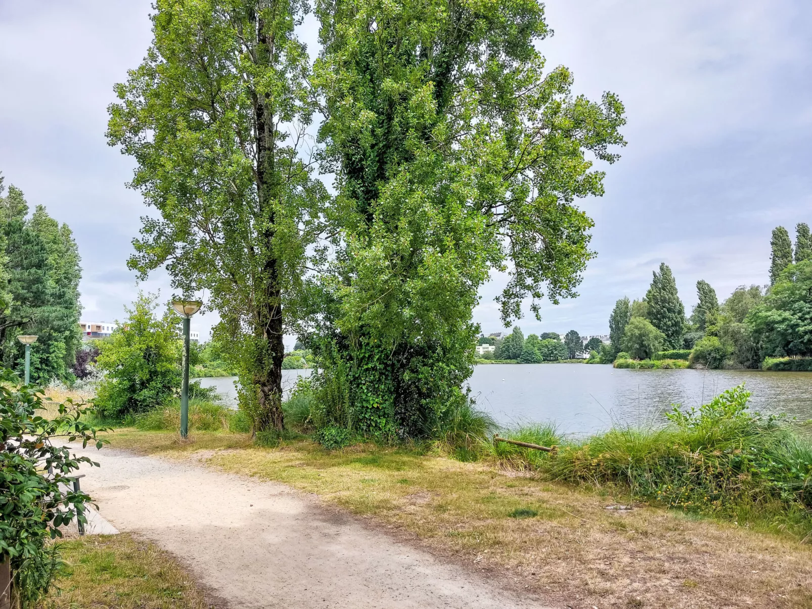 Calme et Vue sur l'Etang au Duc-Outside