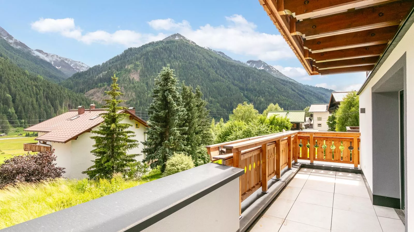 Alpenlodge Pettneu Lodge 2-View summer