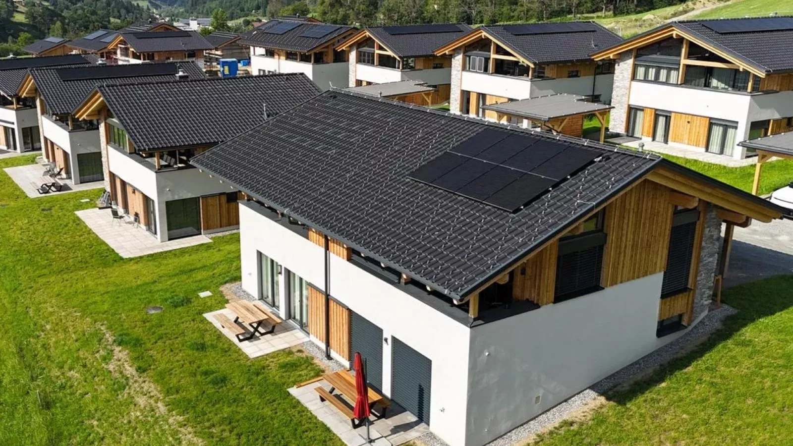 Grebenzen Lodge Hirsch-Außenbereich Sommer