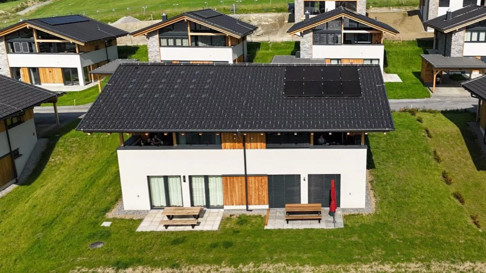 Grebenzen Lodge Hirsch-Außenbereich Sommer