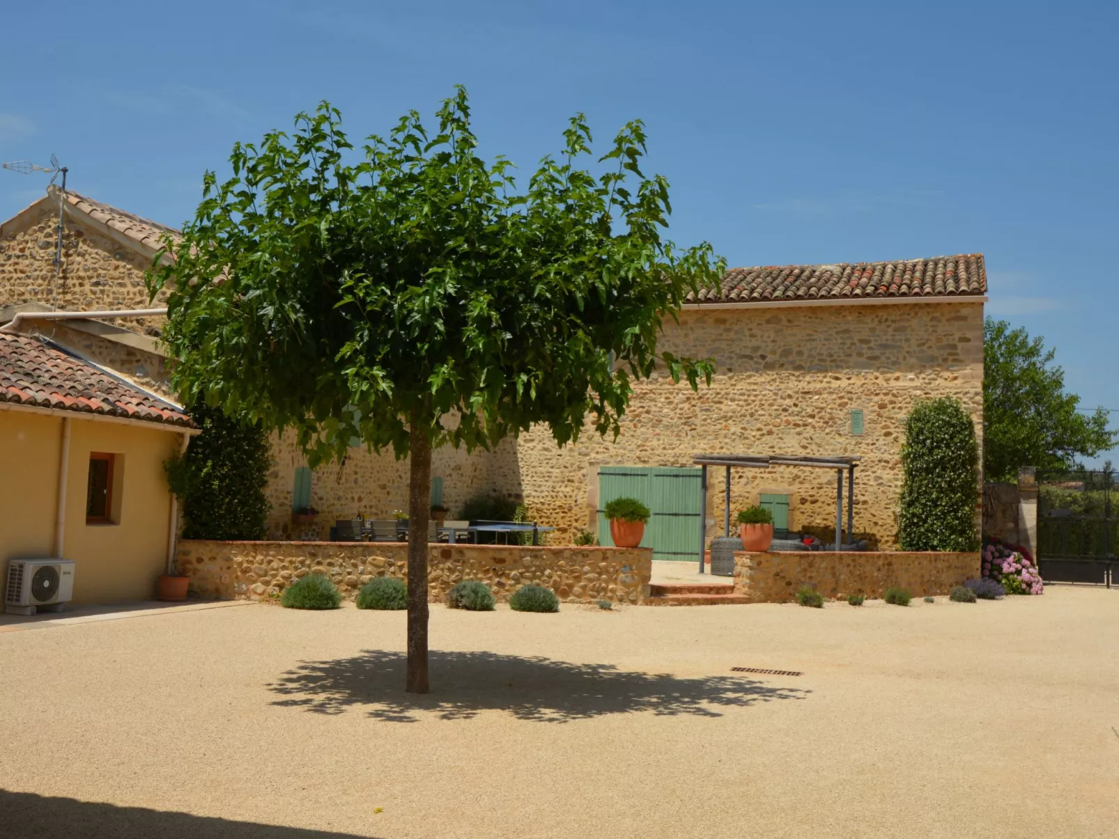 Le Mas des Trois Anges-Outside