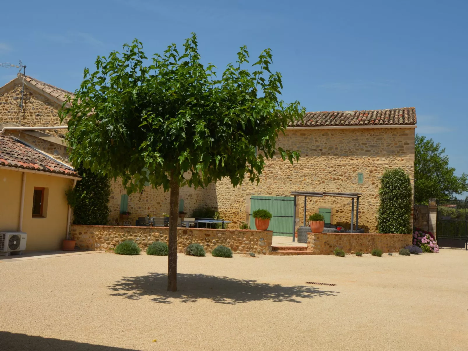 Le Mas des Trois Anges-Outside