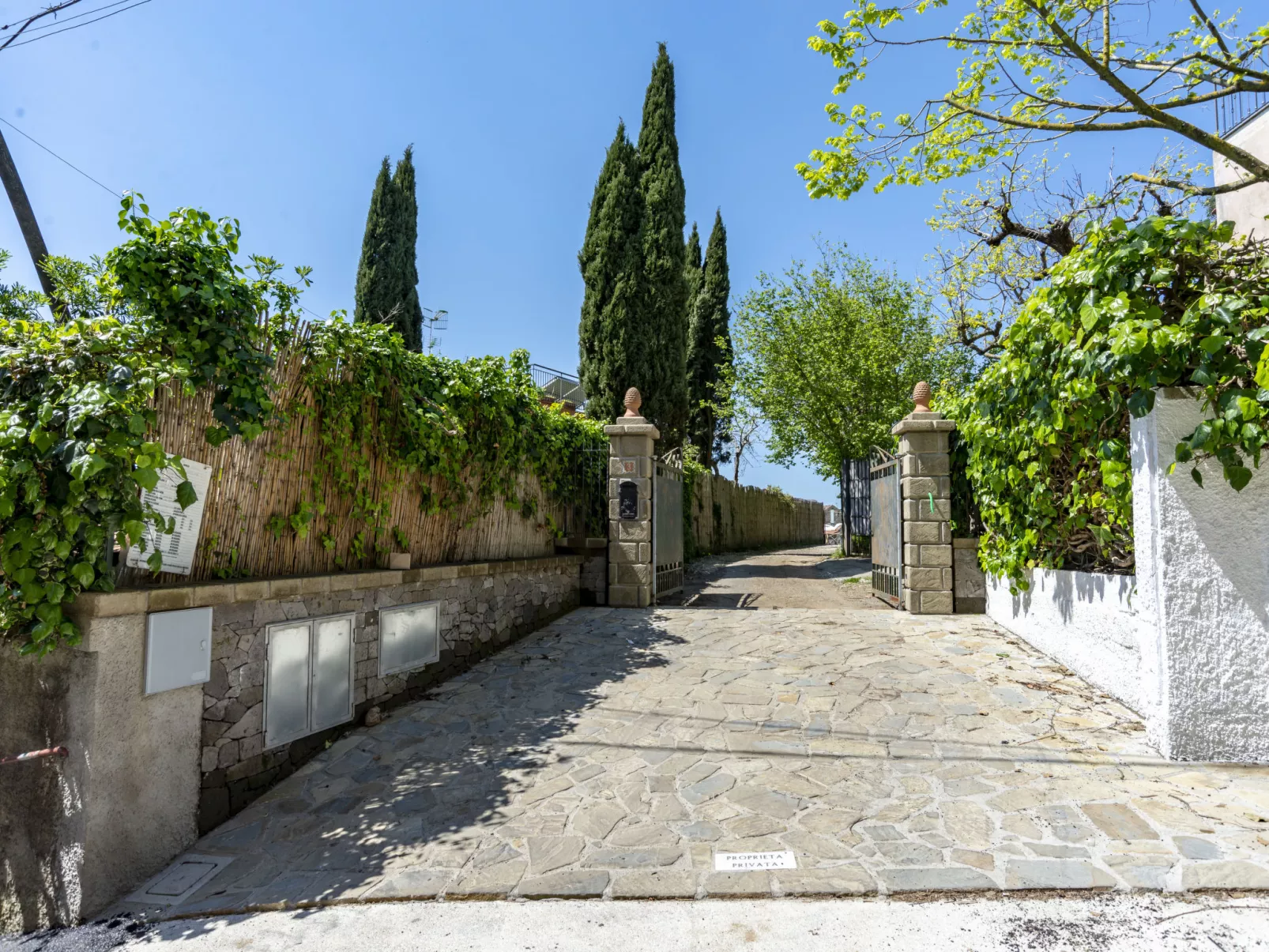 Albero di Giada-Outside