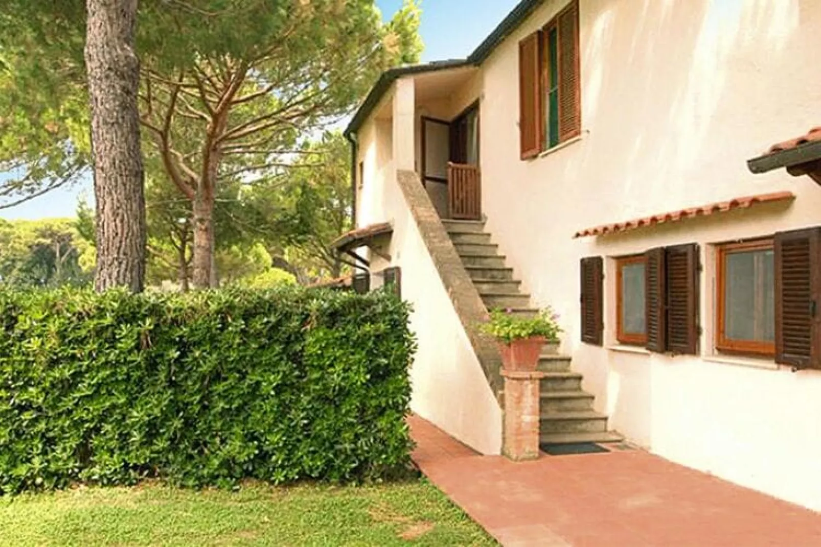 Ferienanlage Azienda Canova Seconda Marina di Grosset im EG oder EG u OG Nebengebaude  Gartenanteil 900 m von Rezeption-Außenbereich Sommer