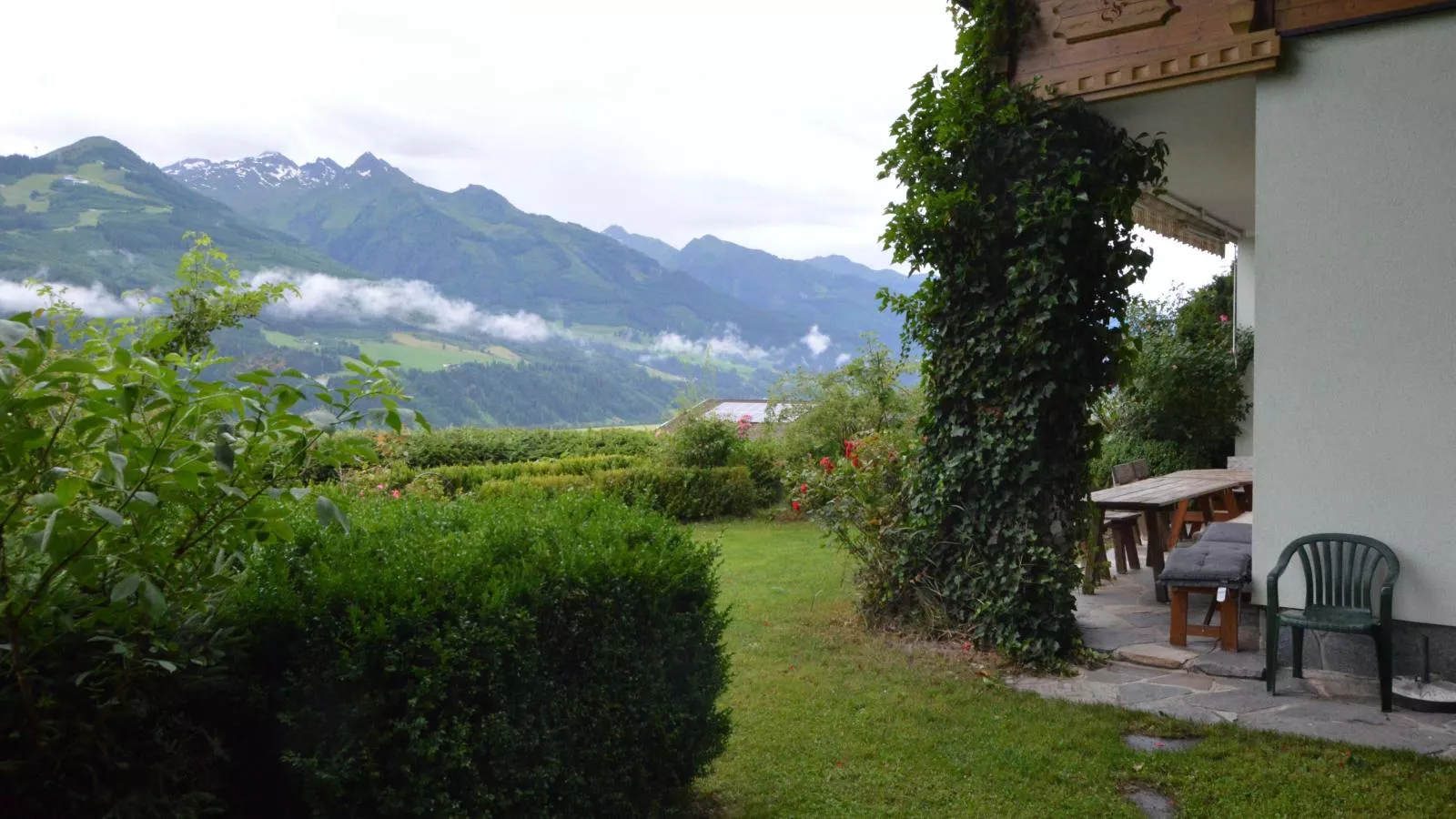 Chalet Sandra-Gardens summer