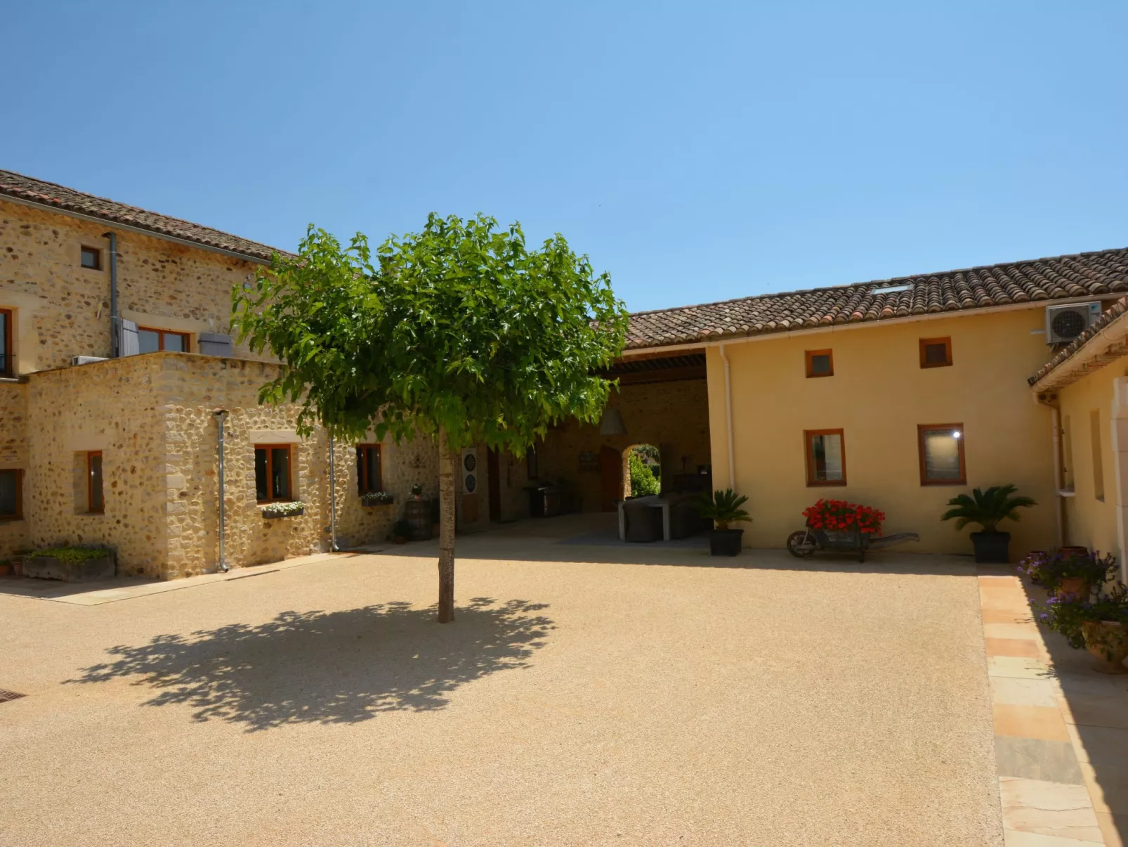 Le Mas des Trois Anges-Outside