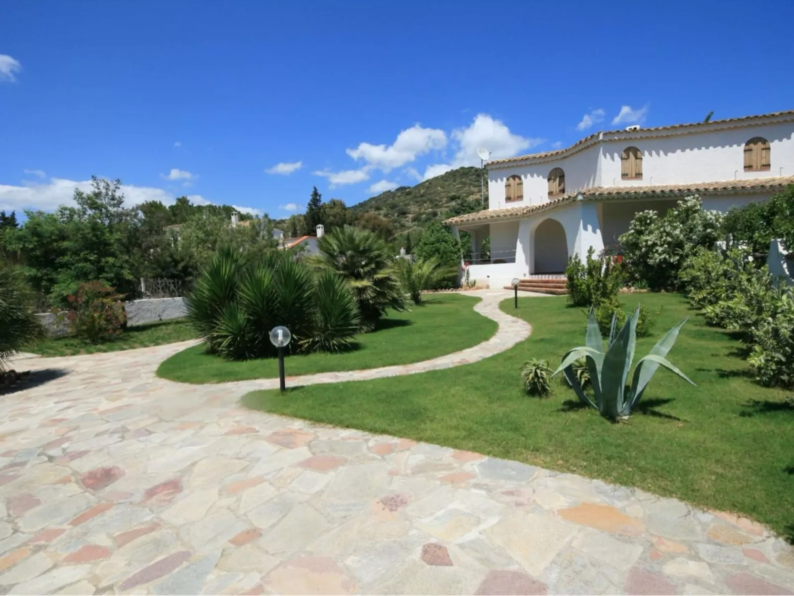 Approdo-Outside
