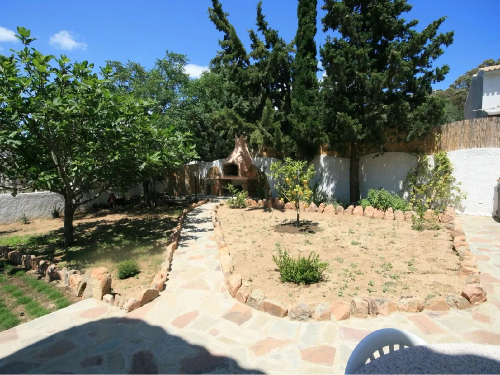Approdo-Outside