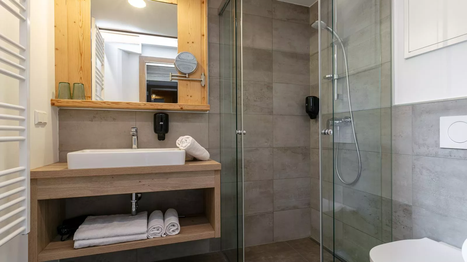 Apart33 Top 1-32-Bathroom