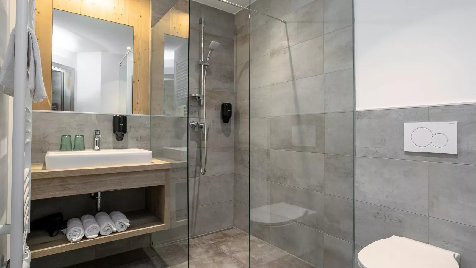 Apart33 Top 2-11-Bathroom