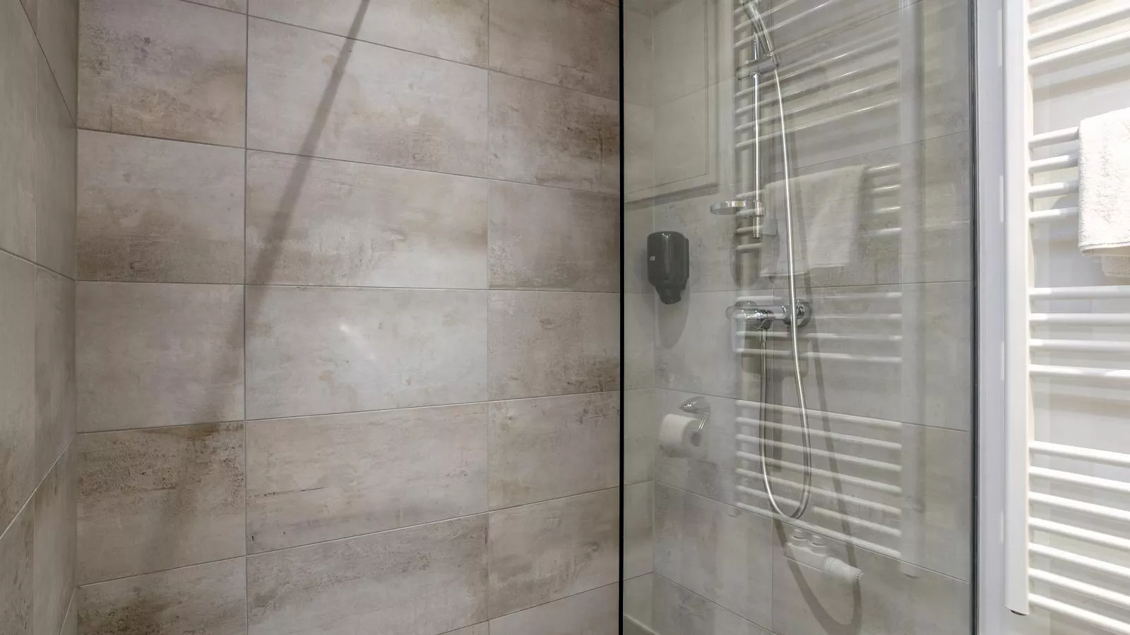 Apart33 Top 2-11-Bathroom