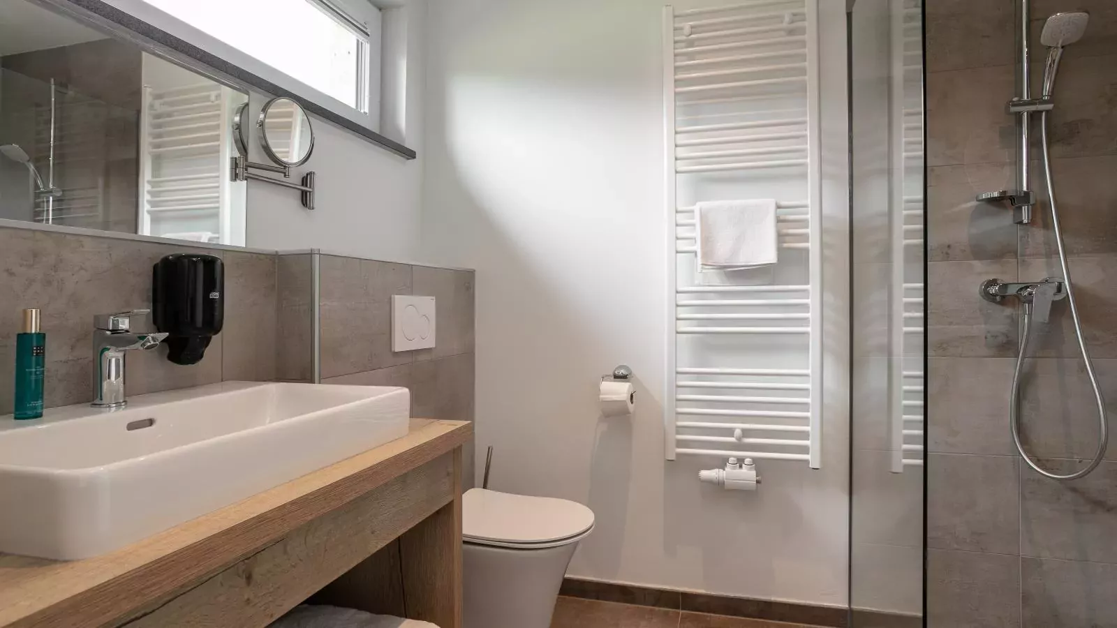 Apart33 Top 2-12A-Bathroom