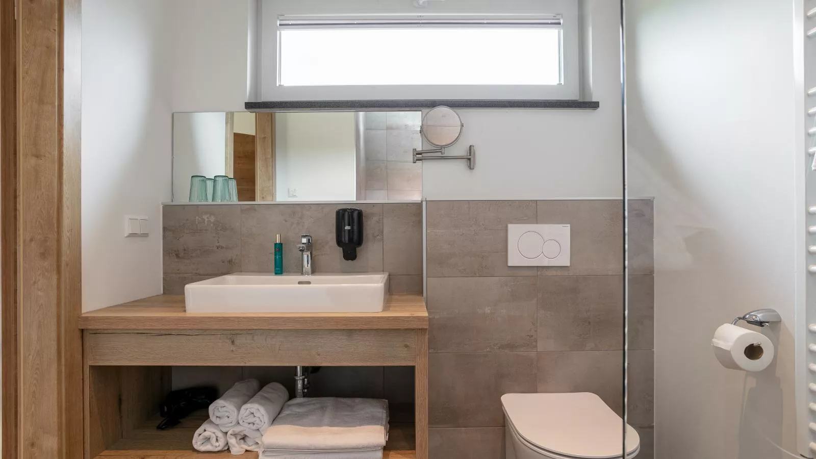 Apart33 Top 2-12A-Bathroom