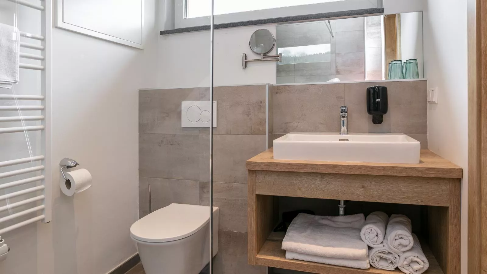 Apart33 Top 2-12A-Bathroom
