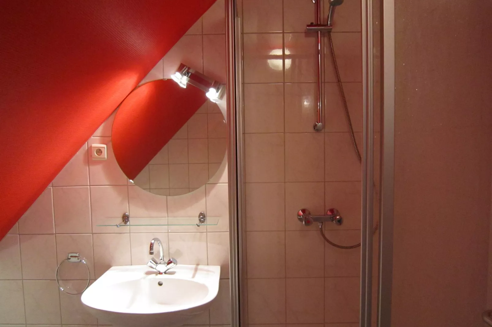 The Rainbow House-Badezimmer