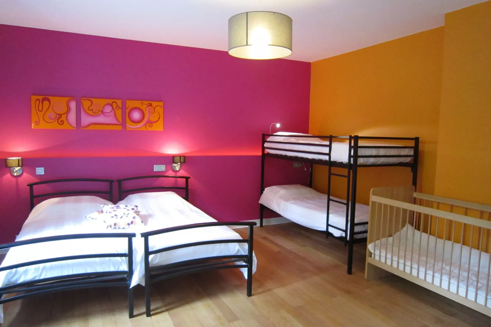 The Rainbow House-Schlafzimmer