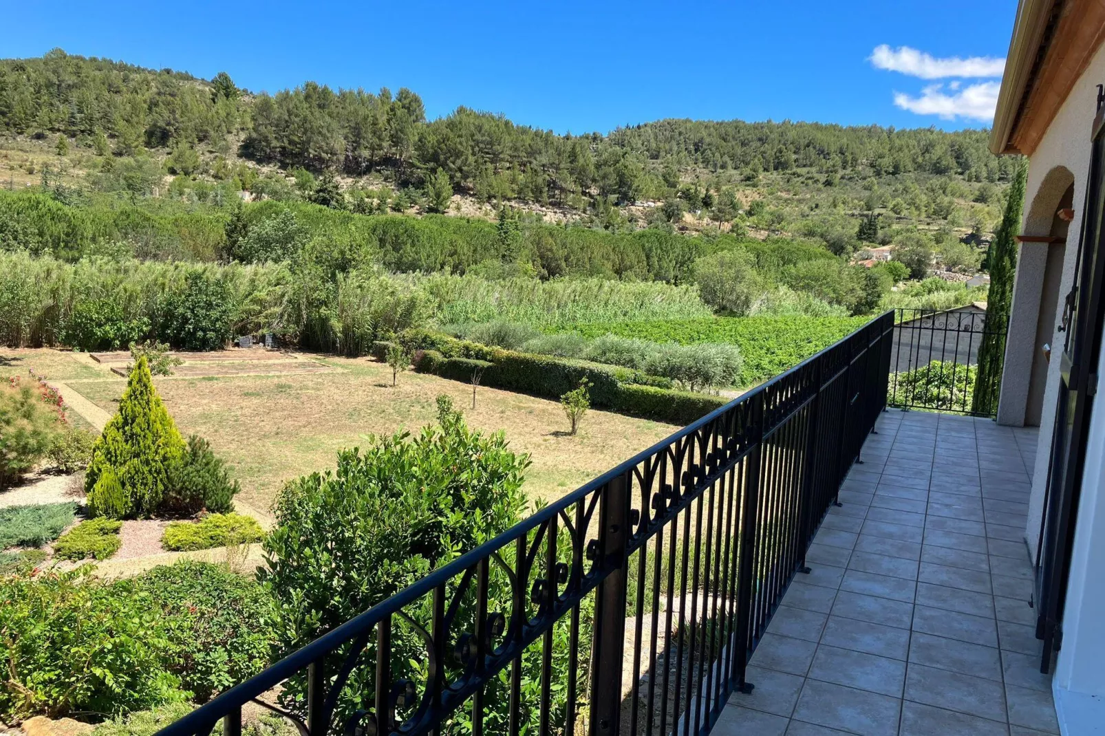 Villa les Hirondelles-View summer