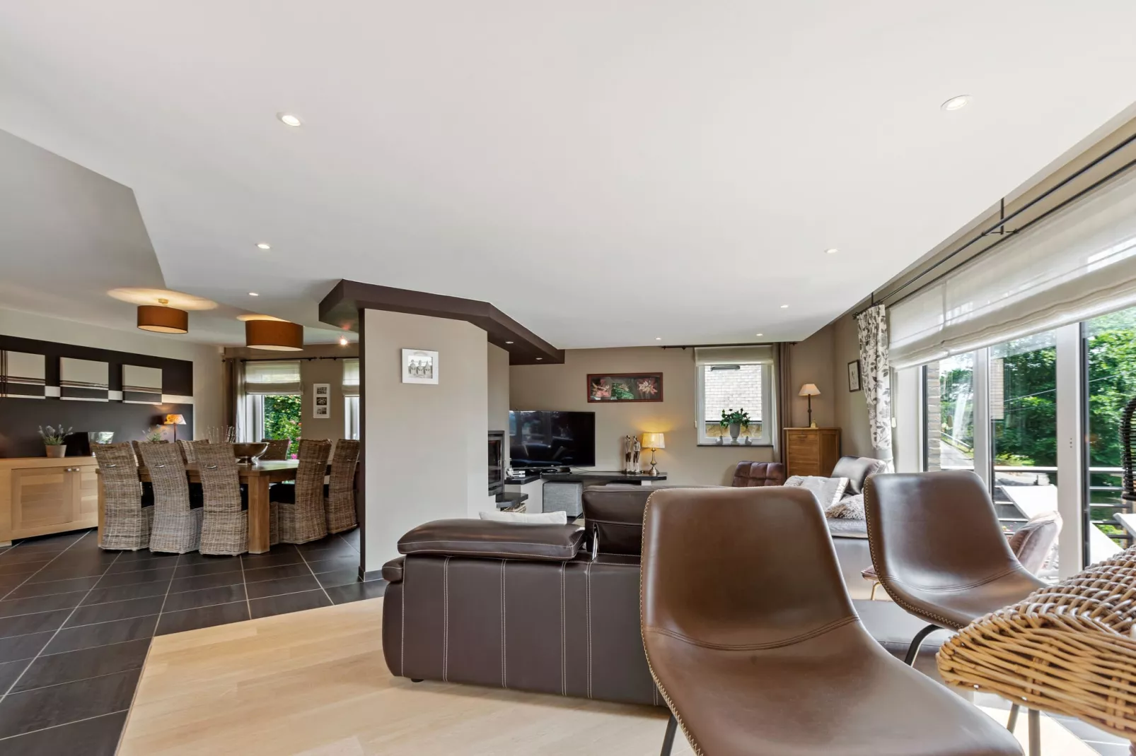 Le Rendez Vous-Living room